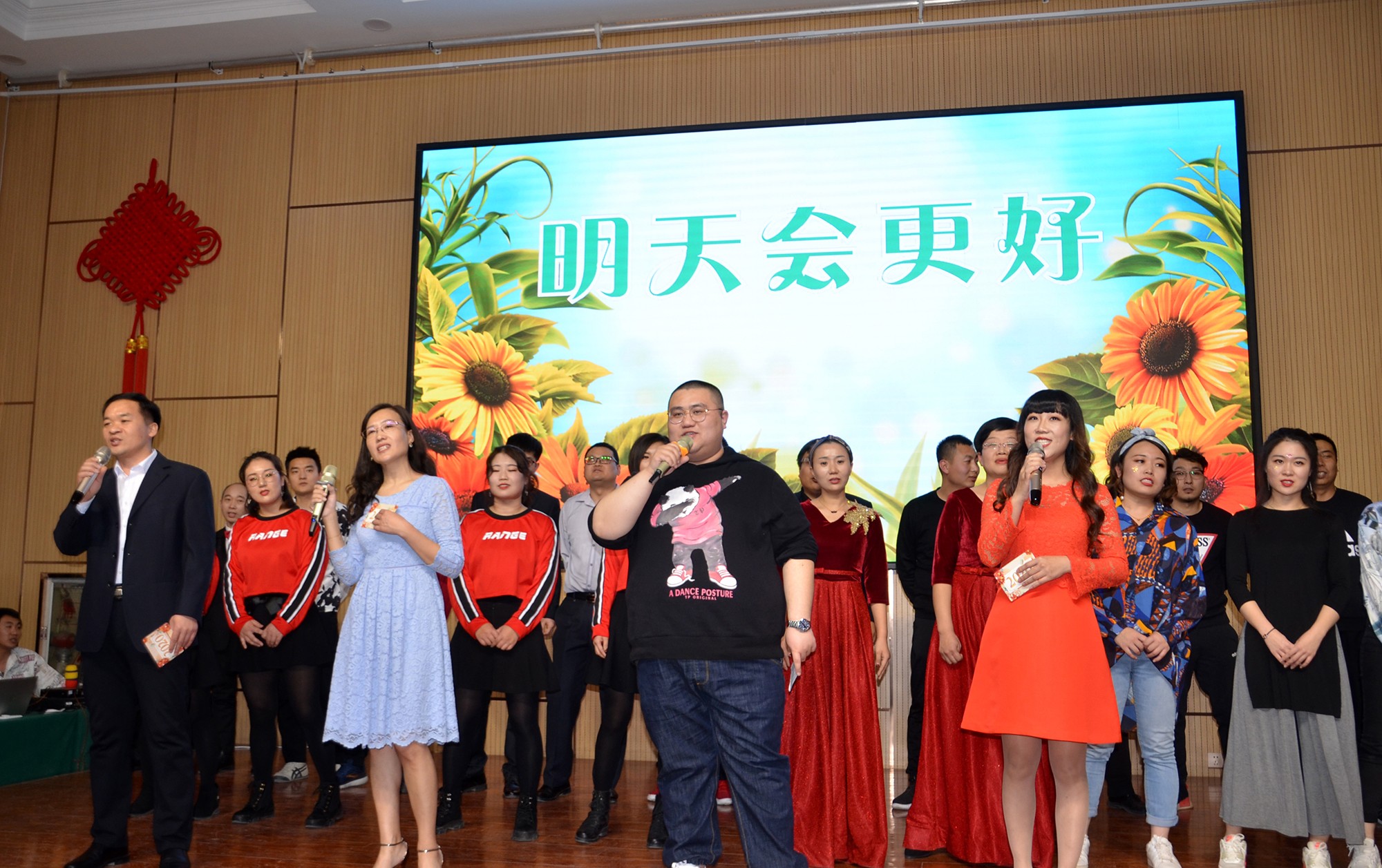 載歌載舞迎元旦 歡聲笑語(yǔ)正青 集團(tuán)公司青年職工新年大聯(lián)歡